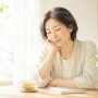 GW明けの疲れを整えるため、窓辺で静かに過ごす女性のイメージ