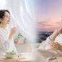 朝の光と夜のくつろぎの中で、飲み物を手に穏やかに過ごす40代女性のイメージ